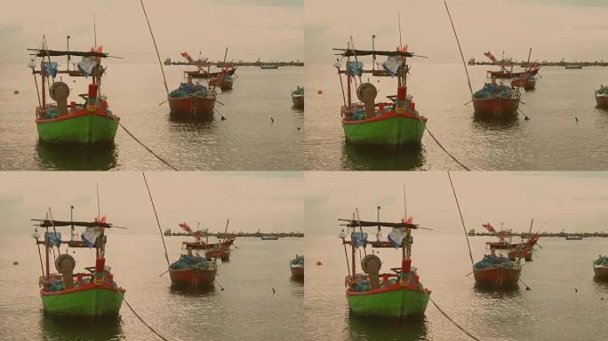 海里的小渔船。