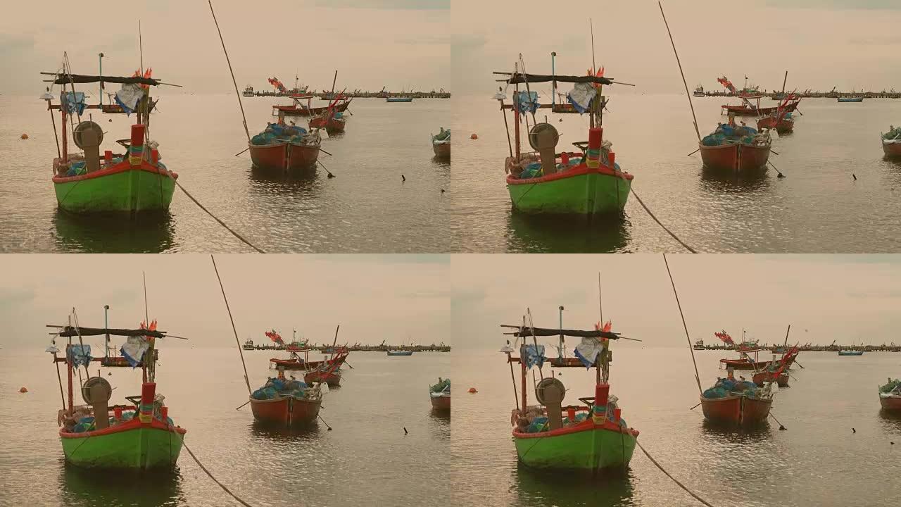 海里的小渔船。
