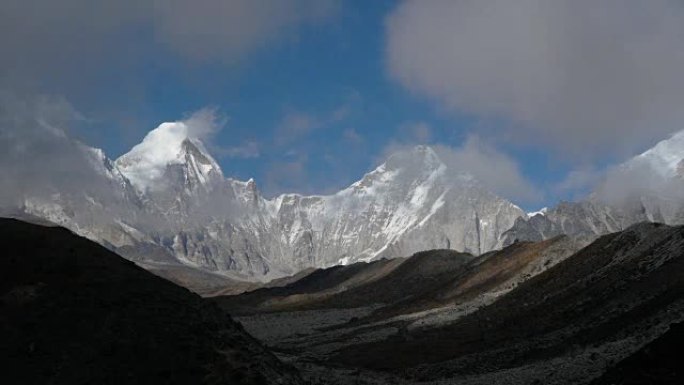 在喜马拉雅山脉背景下的云层运动