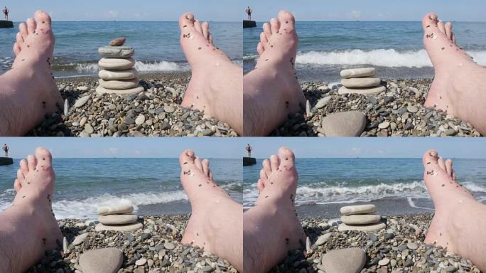 夏天的日子里，脚对着大海