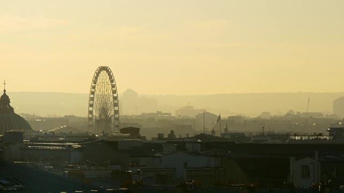 法国日落巴黎著名的老佛爷画廊屋顶城市景观摩天轮全景4k