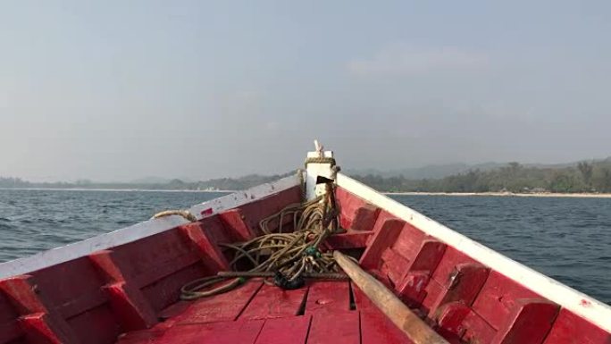 在海浪上摆动船头