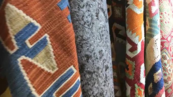 伊斯坦布尔大巴扎出售的传统地毯