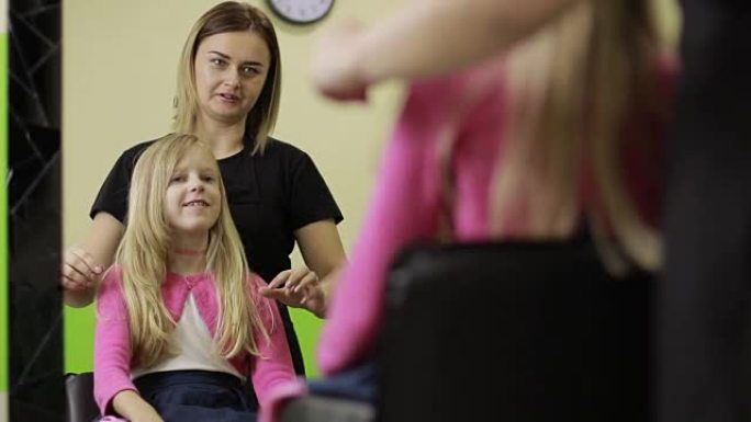 女理发师问女孩如何在沙龙理发