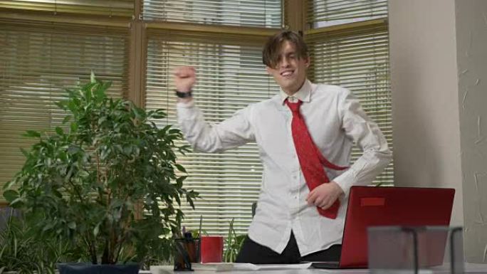穿着西装的年轻人在办公室跳舞，脱下外套，做鬼脸，傻瓜，欢欣鼓舞。办公室概念中的工作，60 fps