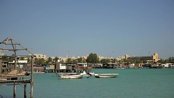 巴林。渔民的房子和船。