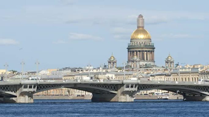 布拉戈维申斯基桥、艾萨克大教堂和涅瓦河的近景 -- 俄罗斯圣彼得堡