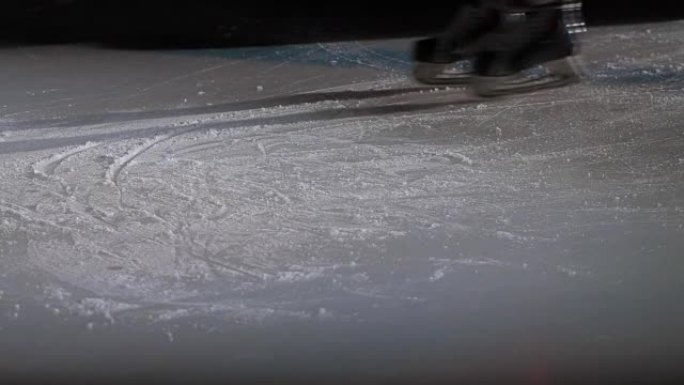 曲棍球运动员在溜冰鞋上奔向相机