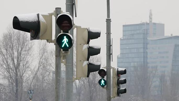 十字路口布满霜的交通灯。