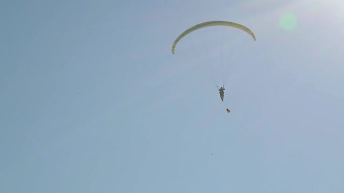 一名男子在降落伞上滑行