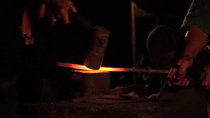 铁砧上制造复合钢的热金属工件