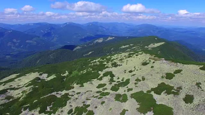 喀尔巴阡山脉岩石斜坡的鸟瞰图