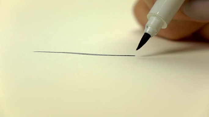 慢镜头。艺术家女孩手绘黑线画笔。特写