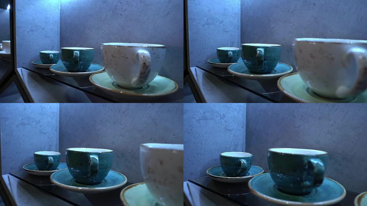 咖啡馆或厨房里的白瓷咖啡杯