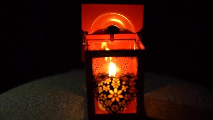 蜡烛在黑色背景的灯笼中熄灭，特写镜头。