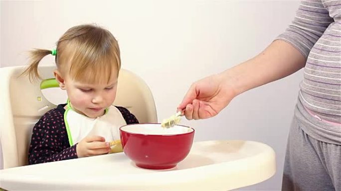 一名两岁小女孩吃粥