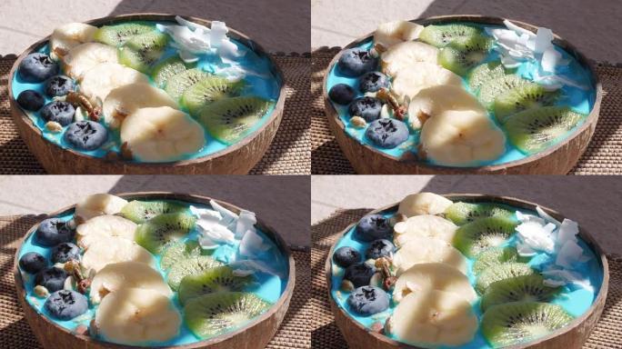 蓝色majik，螺旋藻超级食品冰沙椰子碗旋转