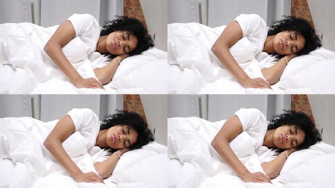 美国黑人妇女躺在床上，侧睡，放松，休息