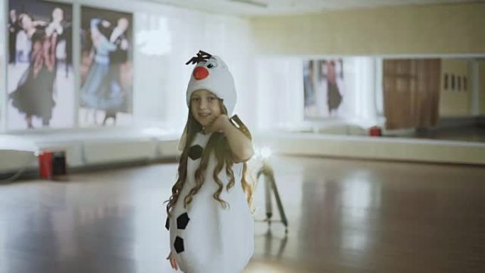穿着雪女孩服装的小女孩在镜头前摆姿势