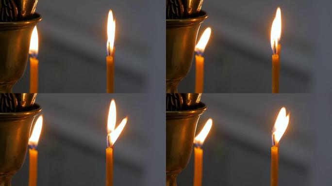俄国东正教教堂里燃烧的蜡烛