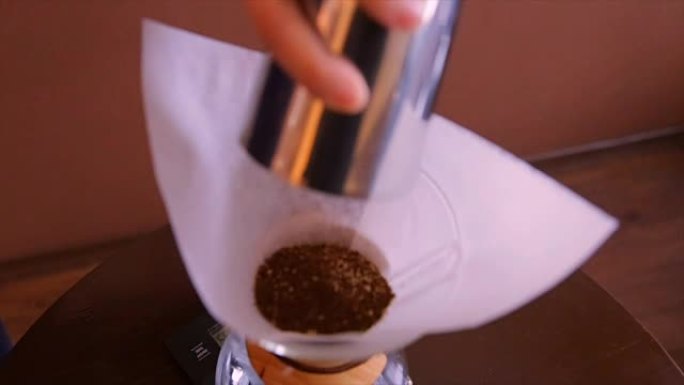 咖啡师在烧瓶中喝奶油冻咖啡入睡