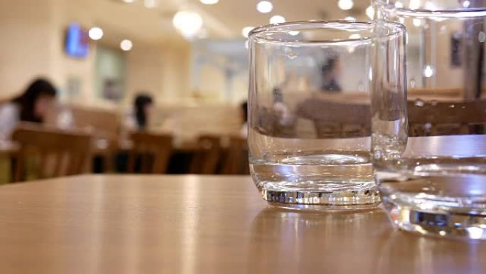 日式餐厅内食物模糊的人喝水的运动