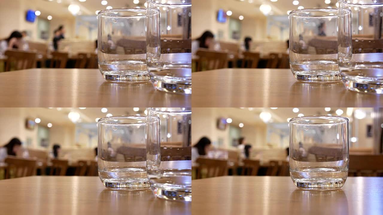 日式餐厅内食物模糊的人喝水的运动