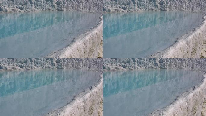 土耳其棉花堡的水池和石灰华地层中的水