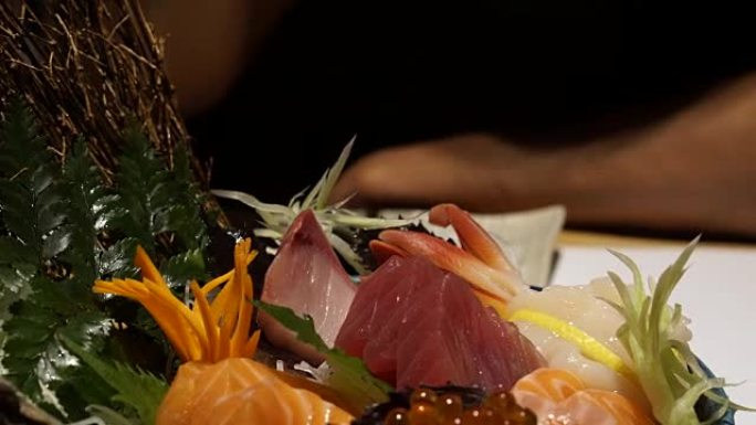 吃什锦鲑鱼生鱼片美丽的日本料理