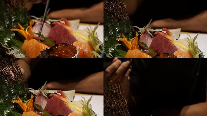 吃什锦鲑鱼生鱼片美丽的日本料理