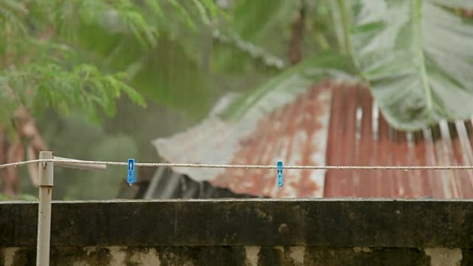 大雨下用衣夹绳子。泰国普吉岛