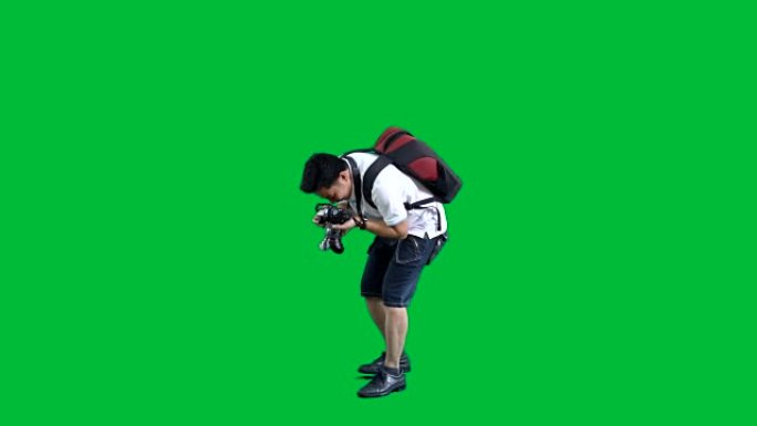 绿屏上的亚洲游客，用阿尔法·香奈儿拍摄4k镜头。codeck-PNG阿尔法。