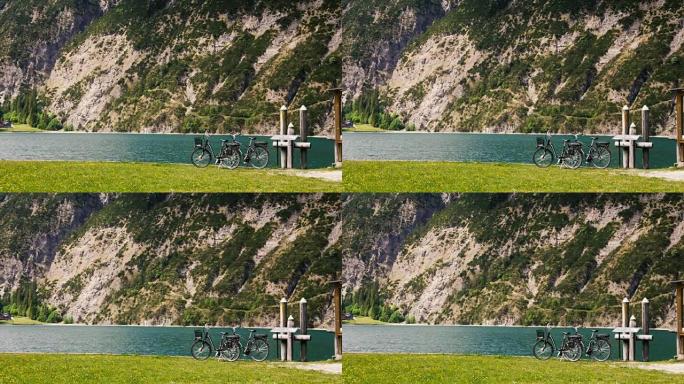 背景山的高山湖上的自行车。
