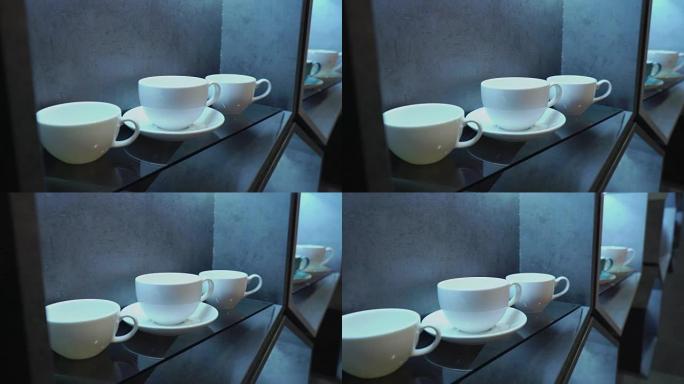 咖啡馆或厨房里的白瓷咖啡杯