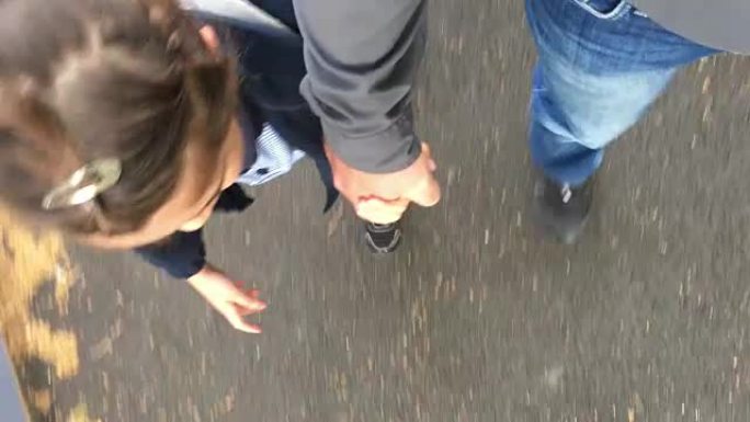 父亲和女儿一起步行上学