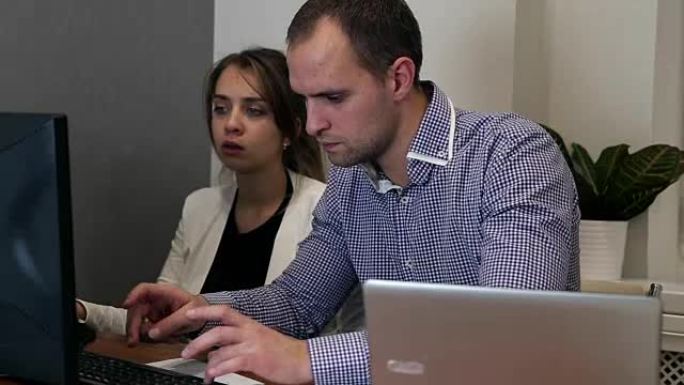 设计师在项目上进行协作，在creative office中使用计算机