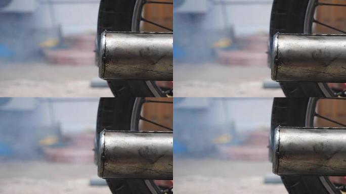 关闭旧摩托车排气管释放空气中的烟雾。慢动作侧视图