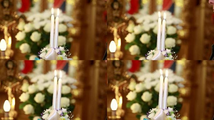 教堂，新娘和新郎在婚礼上举着蜡烛