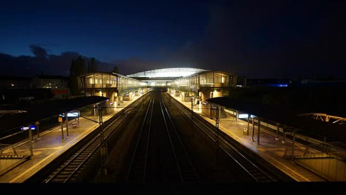 汉诺威展览中心-拉岑火车站晚上在汉诺威集市附近。