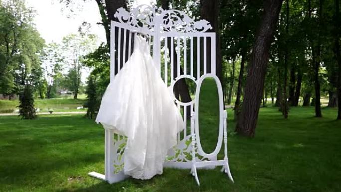 挂在美丽花园里的婚纱