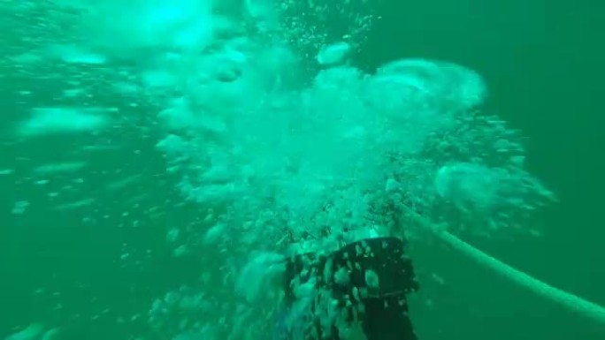 一群潜水员在水下进行水肺潜水课程