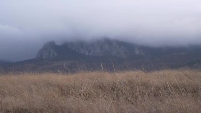 山上干草后面有云中的山