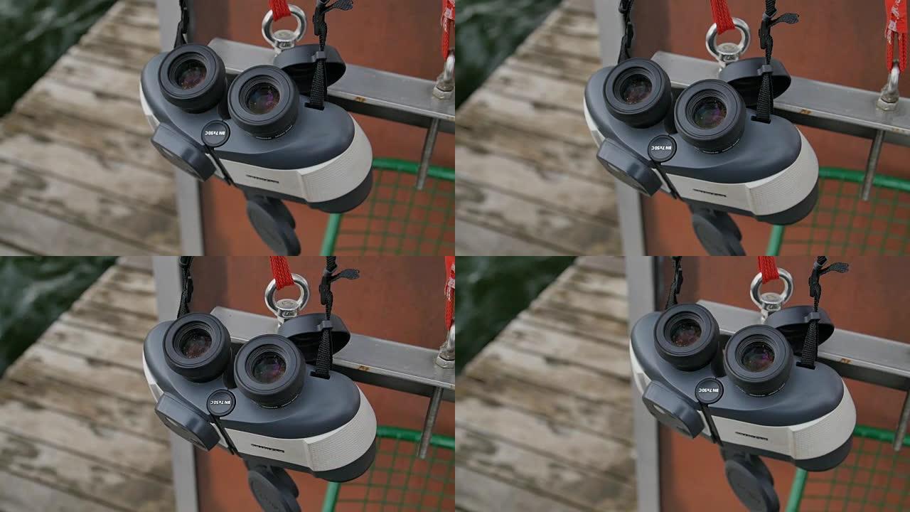 双筒望远镜挂在渔船的墙上
