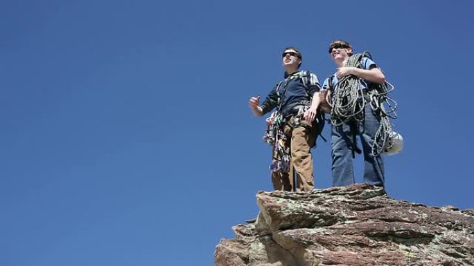 登山者在岩石顶部庆祝