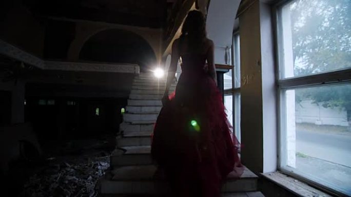 穿着红色连衣裙的女孩走上楼梯