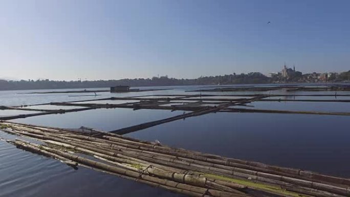 用于当地水产养殖的竹屋结构为拉古纳桑帕洛克湖的小型农村农业社区提供了家庭食品需求。无人机，航拍