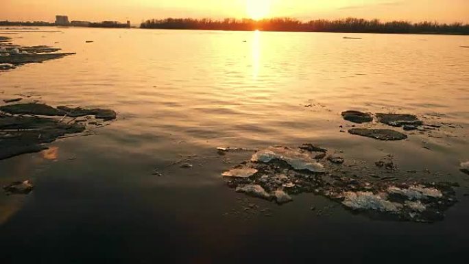 在冰冷的河流上晒太阳