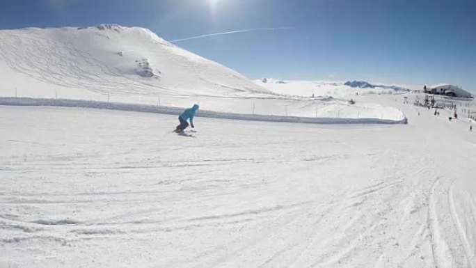 高山滑雪运动员在阳光明媚的冬日在滑雪坡上进行短时间的滑雪