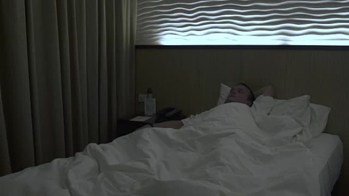 该男子在旅馆房间的床上睡着了