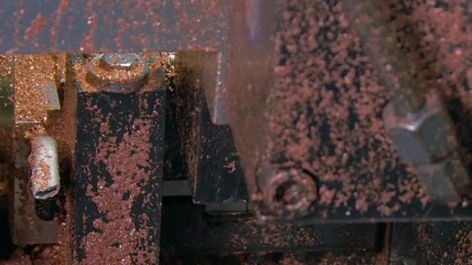 工业机械上金属铜管的弯曲和切割。